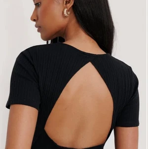 Festtopp - Säljer min superfina topp från NAKD. Den är öppen i ryggen och är supersnygg till typ fest eller annat. Endast använd 1 gång så den är i superfint skick. Storleken är en xs men det är väldigt stretchig då skulle säga att den passar allt från xs-m. Köparen står för frakt!💕