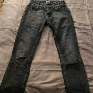 Graywashed jeans från gant. Ganska raka i benen och är typ lowrise/midrise, jag är 169 och de passar bra i längden på mig