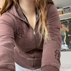 brun zip hoodie - brun zip hoodie, passar xs, så himla fin och skön men kommer inte till användning :( har jättefina små detaljer på framsidan och ärmen. köpte på plick för 250kr +frakt 💕
