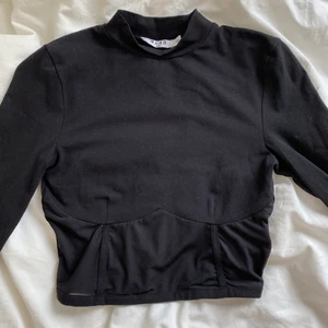 Svart långärmad strl xxs/xs - Supersnygg svart långärmad med cool detalj. Jättebra skick, använd fåtal gånger. Säljer då den inte kommer till användning. Säljer för 110 + frakt. Skriv privat vid intresse eller frågor!✨✨