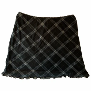 GRUNGE KJOL - grunge-esque kjol från h&m, supersöt, kort, meshtyg men är fastsytt på en underkjol (se sista bilden). Nyskick, storlek medium men skulle säga att den är mer av en small ❤️ Kan mötas upp i Uppsala och Stockholm, annars står köparen för frakten 🚚