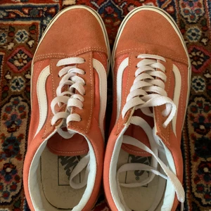 VANS 36,5  - Orangea vans i storlek 36,5 (23 cm). Använda en gång. Jättefin färg och skick. Säljes pga för små. Pris 500 kr porto på 66 kronor tillkommer. 