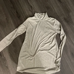 Polotröja - Grå polotröja. Lite längre i modellen. Superskön. Köpare står för eventuell frakt 🥳🥰