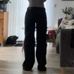 Svarta jeans weekday  - Skriv privat om frågor eller i kommentarerna 