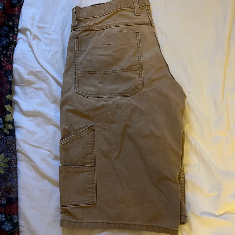Beiga Dickies shorts, har fickor på ena sidan och en liten på andra kortsidan också.. Shorts.