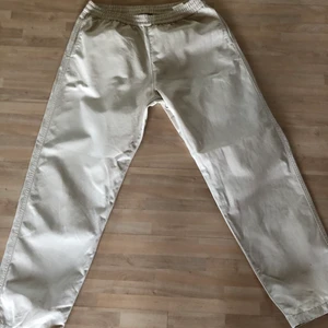 SWEET SKTBS - Sweet Loose Surfer Pant M - Säljer mina SWEET SKTBS Byxa - Sweet Loose Surfer Pant i storlek M då dem är lite för korta för mig, är 190. Byxorna är i väldigt bra skick då jag bara har använt dem 5 gånger ungefär nypris 500kr på junkyard släpper dem för 150kr. Byxorna är unisex.            Vänliga hälsningar.