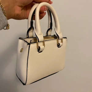 Väska  - Säljer denna vita väskan som ja köpte från Lindex, väskan är köpt men aldrig använd, den är helt ny varken smutsig är sönder på något sätt. Säljer den för 100kr