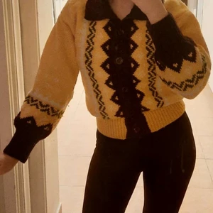 Stickad kofta - Sååå söt stickad och gul kofta med med bruna och vita detaljer, använt några gånger bara;)