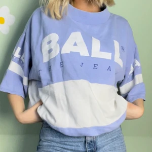 Oversized vintage tröja  - Vintage tröja med skitsnygg oversize fit ‼️‼️🦋 lagt ut MASSA nytt så in och checka min sida🦋‼️‼️ 📦Fraktar med spårbar frakt för 66 kr, får plats med många plagg i samma paket så frakten blir samma oavsett om du köper 1 plagg eller 5📦 ❇️den 12 mars doneras ALLT till välgörenhet så passa på❇️