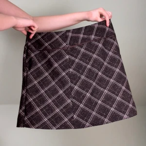 Kjol med dragkedja - Mean girls inspirerad kjol - Gretchen Wieners vibe lol. Dragkedja på sidan, perfekt till maskerad eller finklätt event. ‼️‼️🦋 lagt ut MASSA nytt så in och checka min sida🦋‼️‼️ 📦Fraktar med spårbar frakt för 66 kr, får plats med många plagg i samma paket så frakten blir samma oavsett om du köper 1 plagg eller 5📦 ❇️den 12 mars doneras ALLT till välgörenhet så passa på❇️