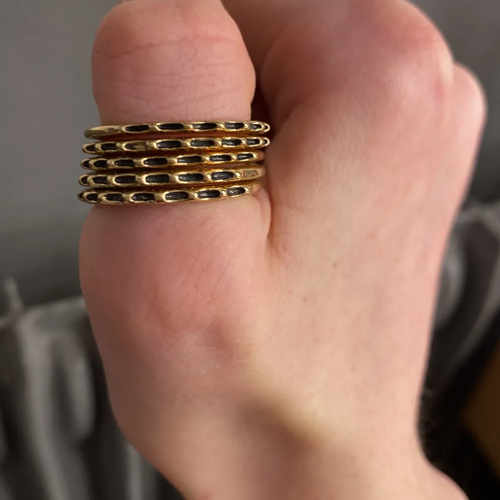 Säljer dessa guldiga och svarta ringar.❤️ Det är 5 stycken och man köper dom alla tillsammans. Dom är i nickel. Ringarna är för stora för mina fingrar och kommer därmed inte till användning. Aldrig använda. Köpare betalar frakt❤️ pris kan diskuteras❤️. Accessoarer.