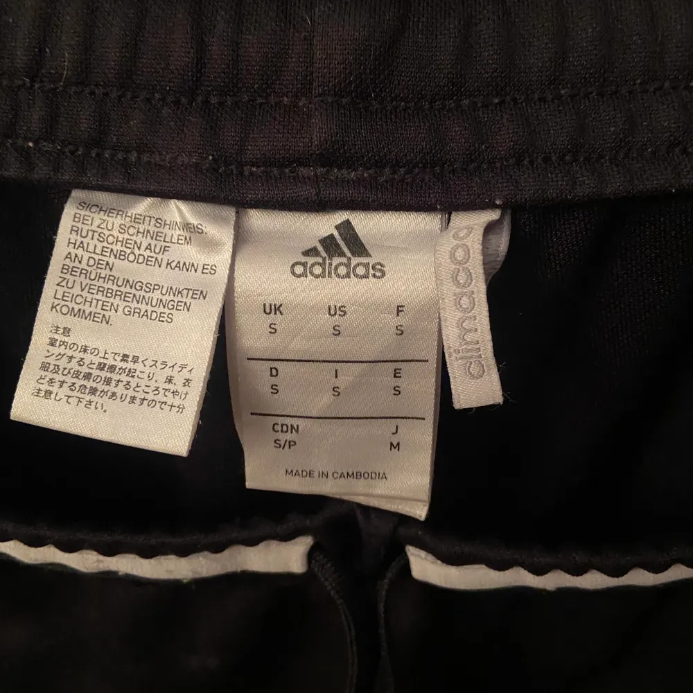 150kr inklusive frakt💓 Adidas byxor i storlek S, knappt använda. Jeans & Byxor.