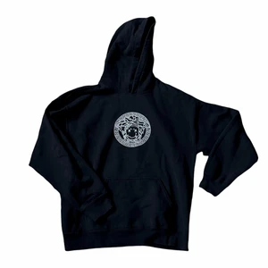 Hoodie - Silvana hoodie! Bra men använt skick! Köparen står för frakt! 66kr spårbart 🎱 storleken är S men sitter mer som en M