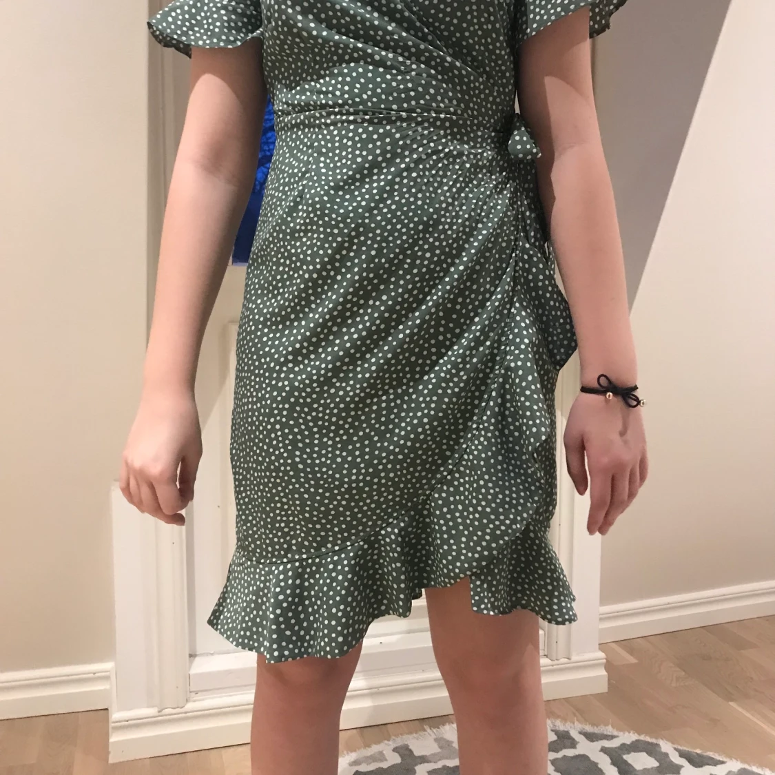 Grönprickig volangklänning 