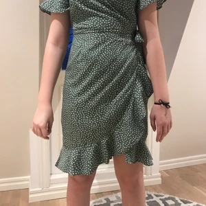 Grönprickig volangklänning  - Säljer då jag inte användigt den sen skolavslutningen förra året då jag inte känner att det är min stil längre💗 Den är i storleken 36 alltså S🌿💗