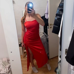 Balklänning satin - Helt ny klänning i satin! Har slits med knytning💗