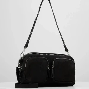 Svart väska - Säljer denna väska den tråkigt nog inte kommer till användning❤️‍🩹❤️‍🩹