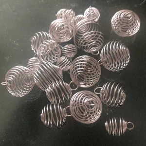 Kristallburar/kristallspiraller - Säljer dessa kristallburar/kristallspiraller. Jag säljer den minsta för 10kr, medel för 15 och den största för 20kr💗 Säljer även kristaller, vid frågor kontakta mig privat