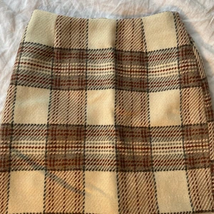 ”Stickad kjol” - En helt oanvänd stickad (ish) kjol i superfint mönster. Köpt på hm🌸🌸🌸 storlek 34 men skulle säga den passar Xs och S! PM om ni vill se hur den sitter på istället. Köparen står för frakt!!❤️