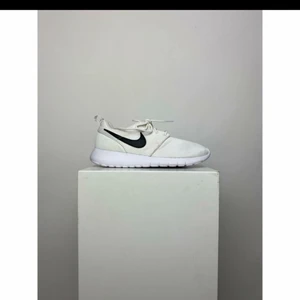 Nike sneakers - oanvända - Helt oanvända vita Nike sneakers strl 38