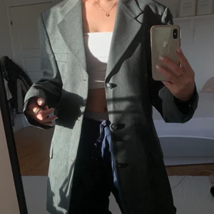 Grå kavaj - Säljer denna superfina det oversized kavaj som tyvärr inte kommer till användning längre!! Det står ingen storlek på men jag är storlek S-XS på bilden som referens:) den är ganska tjock i materialet och åt det varma hållet!!  💞 köparen står för frakten men jag möter även upp i Lund