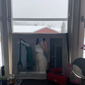 Jeans xs/s kräm vita  - Mjuka bekväma samets jeans från h&m använda ungefär 1 gång pris: 50 kr kontakta för intresse 