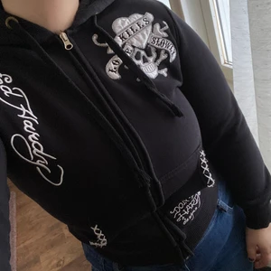 Ed Hardy hoodie by Christian Audigier - Säljer min coola Ed Hardy hoodie. ❤️☠️Jag köpte den secondhand i höstas så vet inte om den är äkta. Det finns tecken på användning. Nopprig inuti samt att trycket invändigt börjat lossna efter att man tvättat den. (Syns inte när man har på sig den. och några små skador och fläckar utanpå. Därav det låga priset. Skriv till mig så kan ni få mer bilder på hoodien och vilket skick den är i. (Rekommenderar detta innan ni lägger bud!) Storlekslappen var borta men uppskattar storleken till S/M. Tar swish