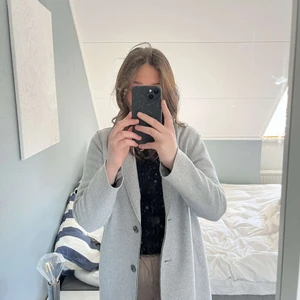 Grå kappa storlek S  - Säljer en jätte snygg grå kappa i bra skick från only. Köpte den för ungefär 600 kr 