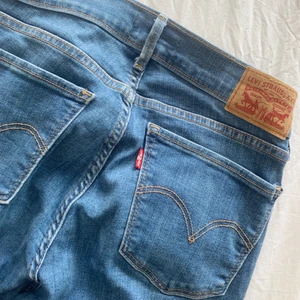 Low waist jeans från Levis! ❣️ - Storlek 27 och är low waist, skinny modell! Säljer för de är för små för mig 💫