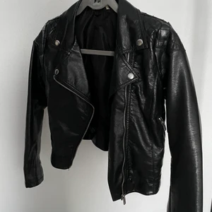 Jeansjacka str. xs - En skitsnygg jeansjacka från HM. En barnstolen men sitter som en xs☺️ Använd men inget trasigt eller slitet☺️ 