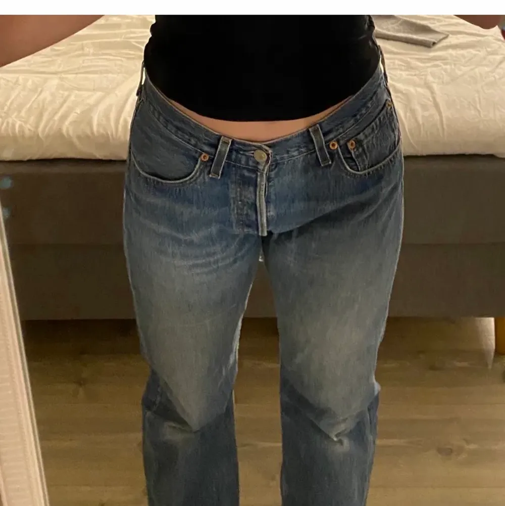 Tänkte ha en intressekoll på dessa snygga lågmidjade Levis jeansen, lappen där bak är sönder tyvärr. Kom privat för fler bilder och frågor💕💕. Jeans & Byxor.