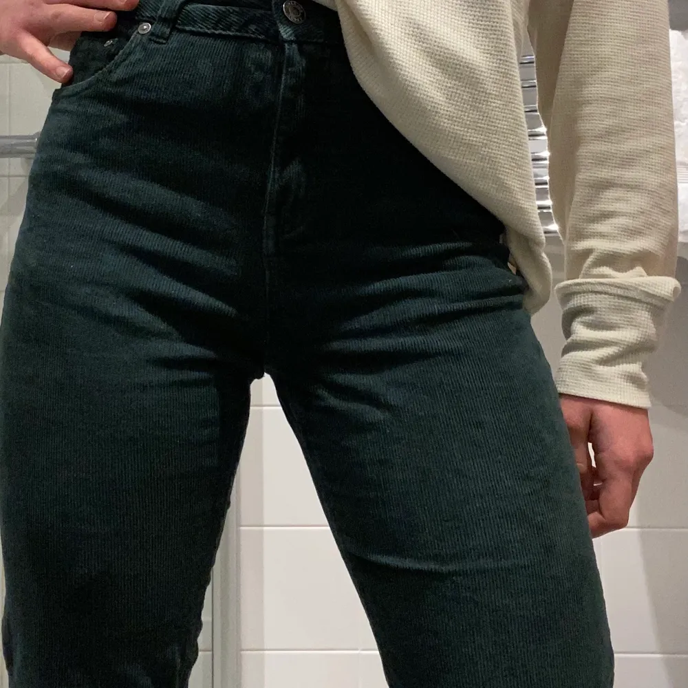 Gröna manchesterbyxor i st 26, passar s-m💕. Jeans & Byxor.