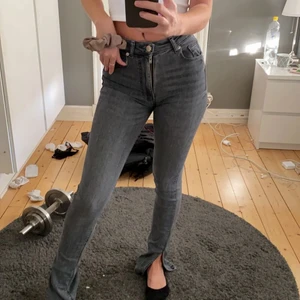 zara jeans - ¡Lånade bilder! Zara jean med slits. Använda mycket lite, inget slitage. Jättesnygga, sköna och stretchiga. Skriv vid frågor🤍🧸