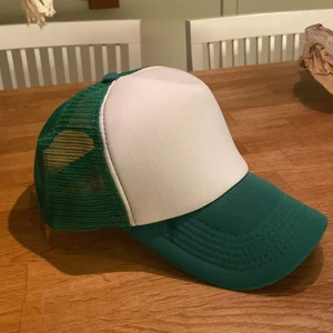 GRÖN TRUCKER KEPS - Oanvänd grön trucker keps!!🌱