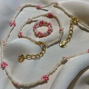 Sofia  - 🌸Sofia ✨Blomsmycke 💓Välj mellan silver- & gulddetaljer  💕Pris: Halsband: 169kr Armband: 99kr Ring: 69kr  ⚡️Setpriser: Vanligt set (armband & ring): 160kr Komplett set (halsband, armband & ring): 330kr  💌Eventuell fraktkostnad: 14kr  Mer info och beställning på Instagram @amici.uf