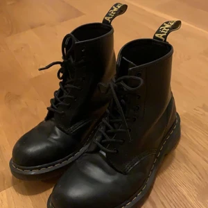 Svarta Dr marten boots (äkta läder) - Köpte de för cirka ett år sen och har endast använts ett fåtal gånger. Men dom är alldeles för stora för mig så får tyvärr lov att sälja dom. Nypris ligger på 2000kr men då jag har använt dom så ligger priset nu på 850