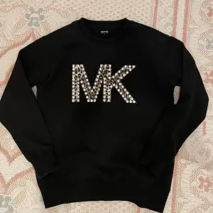 Skitsnygg ÄKTA MICHAEL KORS SWEATSHIRT🖤 endast använd 2 ggr ungefär, så inga defekter! strl S, jag har vanligtvis xs/s o den sitter superbra på mig! Hör av er vid frågor eller för fler bilder❤️❤️ jag har på mig den på bilderna!! KÖPT FÖR RUNT 2000. ENDAST ANVÄND 2 GGR, KÖP DIREKT FÖR 950!❤️❤️