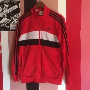 Adidas - Skitsnygg passar xs-M. Det finns ett litet stänk vit färg fram som går bort med thinner lr liknande. Jag har bara inte orkat.
