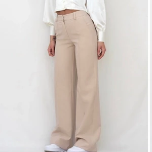 Kostymbyxor  - Ett par jättesnygga kostymbyxor från Venderbys som är köpta här på Plick. Dom är använda ett par gånger och är lite noppriga på insidan låret men annars har dom inga defekter alls. Skriv för frågor eller fler bilder (första bilden är lånad) 🥰