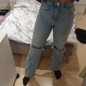 Raka jeans - Fina raka jeans från ginatricot, dock knappt använda då de är förstora för mig i midjan, storlek 38. Nypris 499 kr. Mitt pris 150 kr + frakt. Pris går att diskutera. Kontakta vid intresse. 