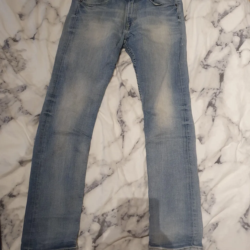 Ett bar jeans, storlek 170. Normal hög midja, 35 kr + frakt. Skriv för fler bilder. Jeans & Byxor.