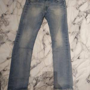 Ett bar jeans, storlek 170. Normal hög midja, 35 kr + frakt. Skriv för fler bilder