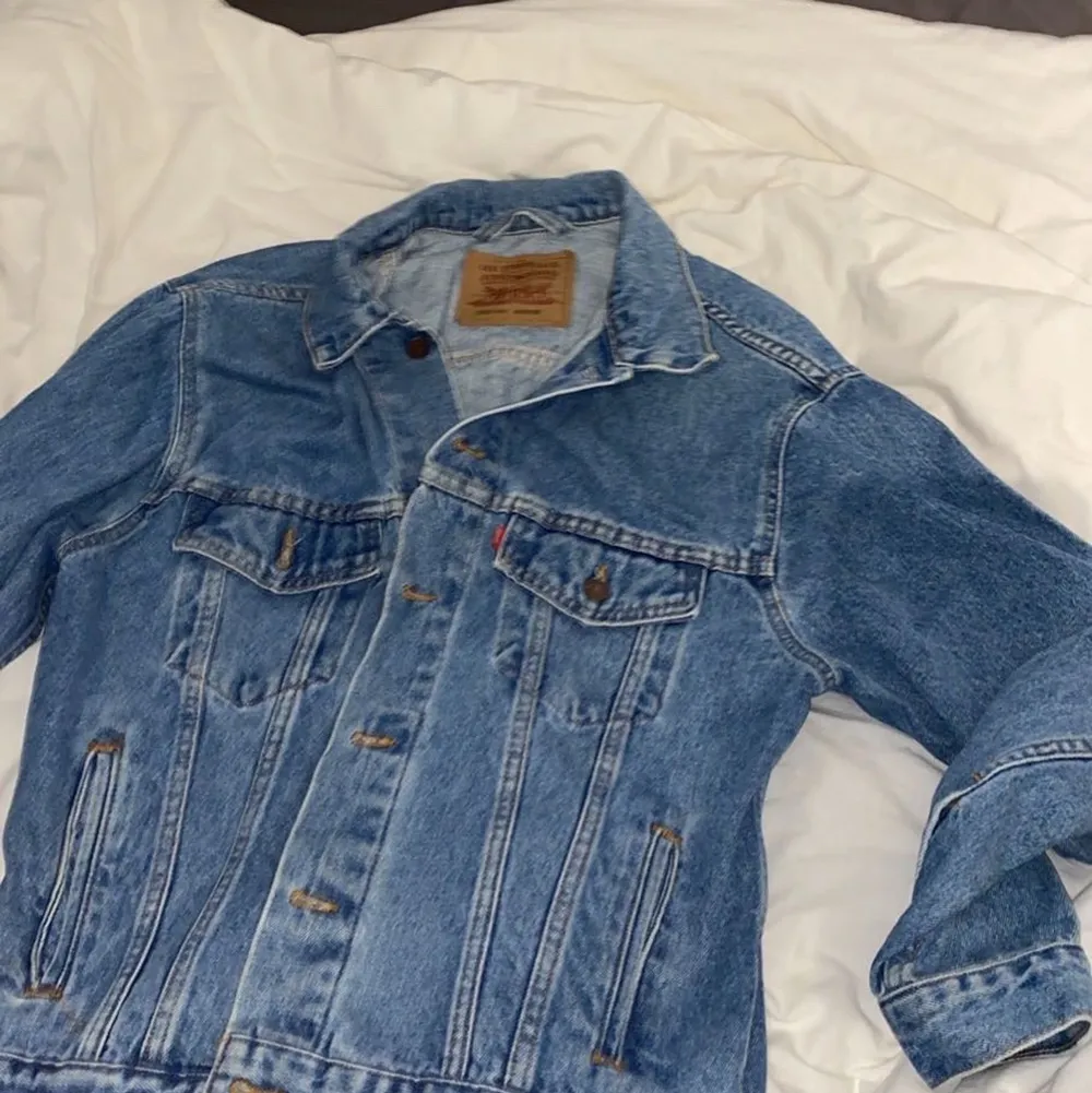 Hej! Jag säljer min jättefina Levis jeansjacka i strl M då den inte kommer till den användning så som jag hade tänkt. Jackan är nästan oanvänd alltså helt fläckfri. Fler bilder går att lösa❤️❤️ (OBS! Köparen står för frakten) . Jackor.