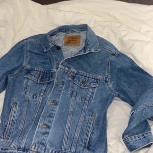 Oversized Levis Jacka - Hej! Jag säljer min jättefina Levis jeansjacka i strl M då den inte kommer till den användning så som jag hade tänkt. Jackan är nästan oanvänd alltså helt fläckfri. Fler bilder går att lösa❤️❤️ (OBS! Köparen står för frakten) 