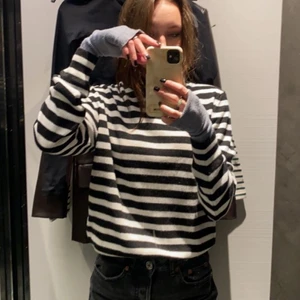 Zara tröja  - Knappt använd så i väldigt braa skick. Svart vit randig tröja från zara, köpt för 400kr