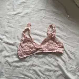 Fett fil bralette som tyvärr blivit för liten för mig, från hunkemöller, xs, ääääälskar denna men asså fööör liten har den blivit 