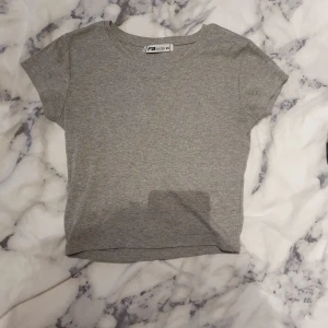 Croppad t-shirt  - Fin croppad t-shirt från new Yorker. Storlek xs. 20 kr + frakt. Skriv för fler bilder