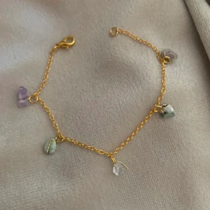 Armband med kristaller (silver finns) - Handtillverkat armband (kan byta färg på kristallerna/ändra storlek efter din arm)! Armbandet på bilden har rosenkvarts, amethist och blåa halvädelstenar ! 💙