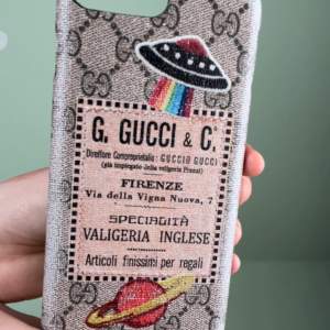 Fake Gucci skal för iPhone 8+. ‼️‼️🦋 lagt ut MASSA nytt så in och checka min sida🦋‼️‼️ 📦Fraktar med spårbar frakt för 66 kr, får plats med många plagg i samma paket så frakten blir samma oavsett om du köper 1 plagg eller 5📦 ❇️den 12 mars doneras ALLT till välgörenhet så passa på❇️