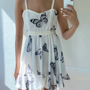 IDA SJÖSTEDT TYLLKLÄNNING - Säljer en vit Ida Sjöstedt klänning i tyll, perfekt till student och sommar 🥰 Endast använd en gång så den är som ny. Storlek 36 men passar mig som vanligtvis är storlek 34 då den har vita band som man kan dra åt på baksidan som gör klänningen tajtare. Frakt kostar 45 kr ❤️ Nypris är 2400 kr, klänningen säljs ej längre. 